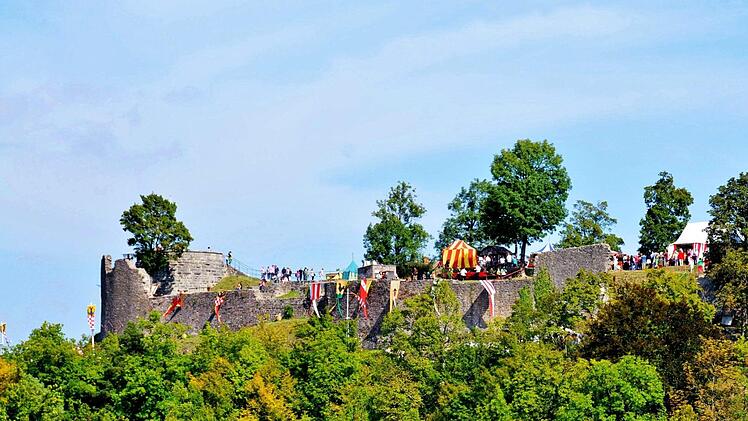 Die Ruine von Burg Botenlauben in Festtagskluft. Werner Vogel