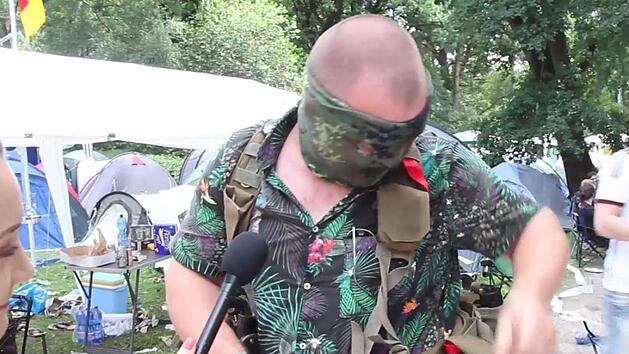 Er ist auf alles vorbereitet. Haupts&auml;chlich hat er aber Bier dabei Foto: Sebastian R&uuml;ger