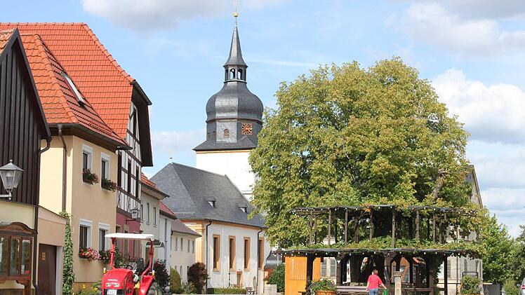Der Marktplatz (Kohlbauerplatz) mit der Pfarrkirche St. Johannes Baptista, davor die Tanzlinde, die 2015 in einer vom Bayerischen Rundfunk initiierten Abstimmung zum "Baum der Bayern" gekürt worden war