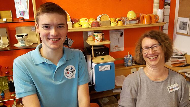 Moritz H&uuml;fner im Welt Laden in Bad Br&uuml;ckenau, zusammen mit Maja Kirchner.  Dirk H&ouml;nerlage