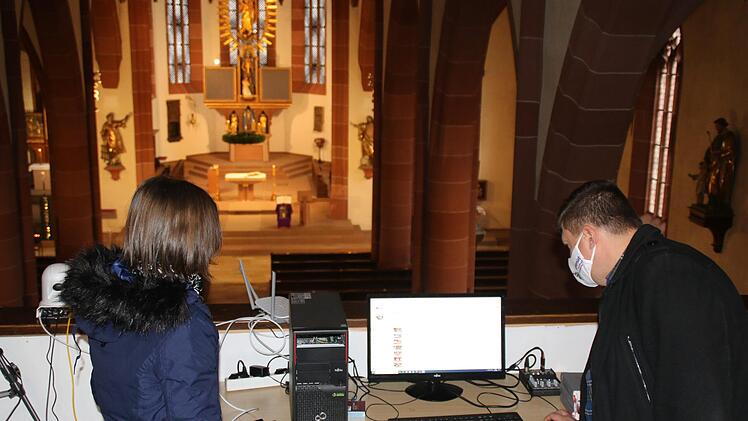 Markus Schneider und Magdalena Brendan stehen auf der Empore vor den Geräten. Foto: Hilmar Ruppert