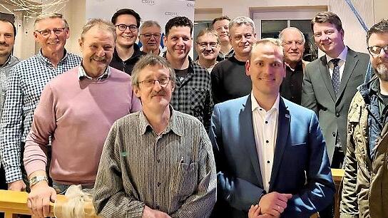 Das neugewählte Vorstandsteam: (von links) Felix Leser, Albrecht Eyrich-Halbig, Georg Schiesser, Marcel Schäfer, Paul Bieber, Johannes Schmück, Steffen Albert, Armin Kirchner, Christian Kessler, Andreas Hämel, Mario Götz, Manfred Manger, Sandro Ki...