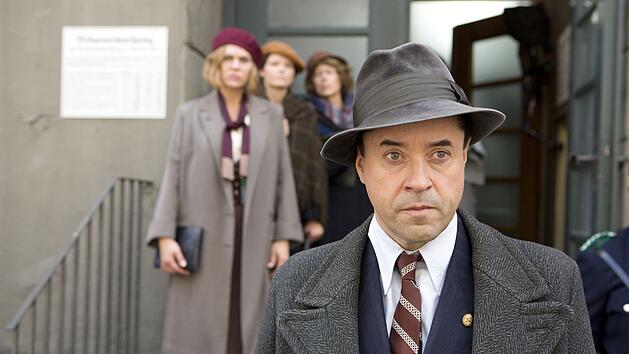 Albert Goldmann (Jan Josef Liefers), der f&uuml;r die SPD im Reichstag sitzt, schmuggelt gef&auml;hrliche Fracht ins zunehmend nach rechts driftende Deutschland.