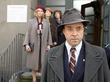 Albert Goldmann (Jan Josef Liefers), der f&uuml;r die SPD im Reichstag sitzt, schmuggelt gef&auml;hrliche Fracht ins zunehmend nach rechts driftende Deutschland.