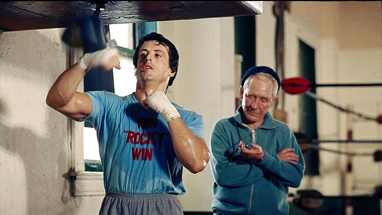 Coach Mickey (Burgess Meredith, rechts) l&auml;sst nichts unversucht, den Underdog Rocky f&uuml;r seinen gro&szlig;en Kampf in Form zu bringen.