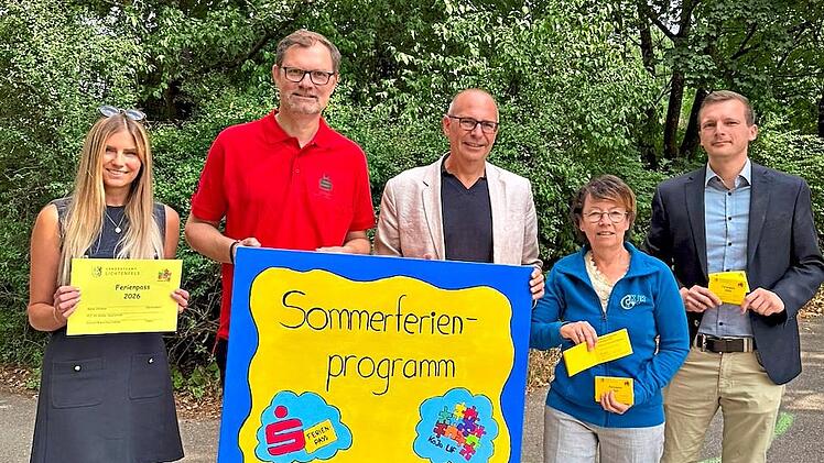 Sie pr&auml;sentieren die Ferienangebote (von links): Abteilungsleiterin Kathrin Bullmann vom Landratsamt, Oliver L&ouml;ffler von der Sparkasse, Landrat Christian Mei&szlig;ner, Heike Leipold vom Kreisjugendring Lichtenfels und Jugendamtsleiter Stefan Hahn. Land...