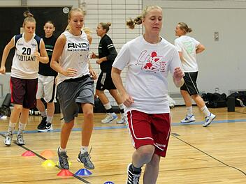 Ob eine neunjährige Nachwuchshoffnung etwa oder Bundesliga-Basketballerin: Lauf- und Koordinationstraining gehören in Bamberg dazu. Unser Bild zeigt die Damen der DJK Brose Bamberg wenige Tage vor dem Saisonstart in der Graf-Stauffenberg-Halle. Foto: sportpress
