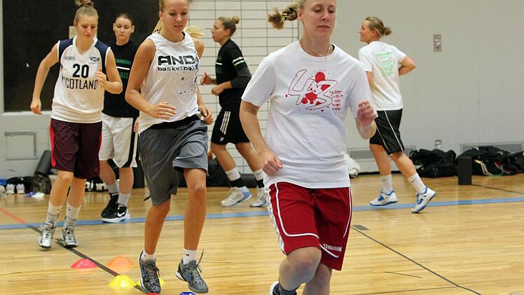 Ob eine neunjährige Nachwuchshoffnung etwa oder Bundesliga-Basketballerin: Lauf- und Koordinationstraining gehören in Bamberg dazu. Unser Bild zeigt die Damen der DJK Brose Bamberg wenige Tage vor dem Saisonstart in der Graf-Stauffenberg-Halle. Foto: sportpress