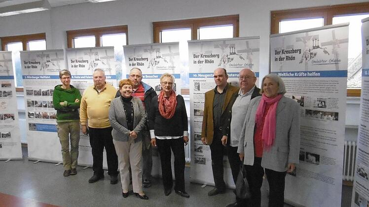 Regina Rinke (Mitte) präsentiert die Ausstellung "Der Kreuzberg in der Rhön - Gelebter Glaube" in Oberbach. Foto: bri
