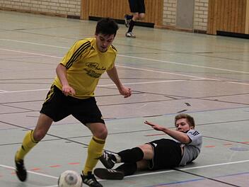 In der Vorrunde ließ der SC Adelsdorf um Daniel Nastvogel (gelbes Trikot) den TSV Brand links liegen und sicherte sich das Ticket für den Einzug ins Halbfinale.