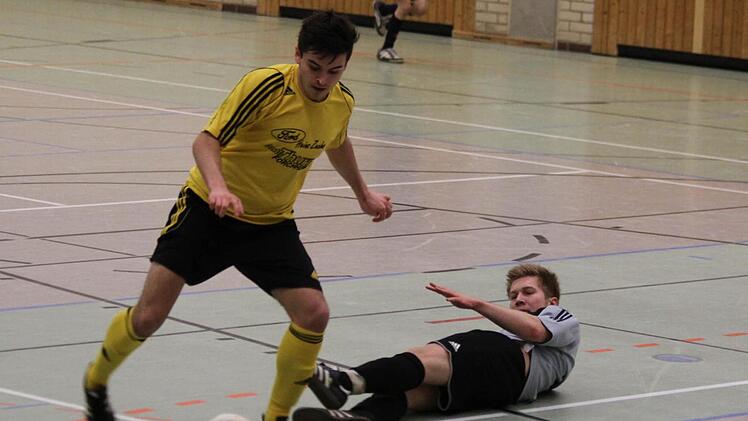 In der Vorrunde ließ der SC Adelsdorf um Daniel Nastvogel (gelbes Trikot) den TSV Brand links liegen und sicherte sich das Ticket für den Einzug ins Halbfinale.
