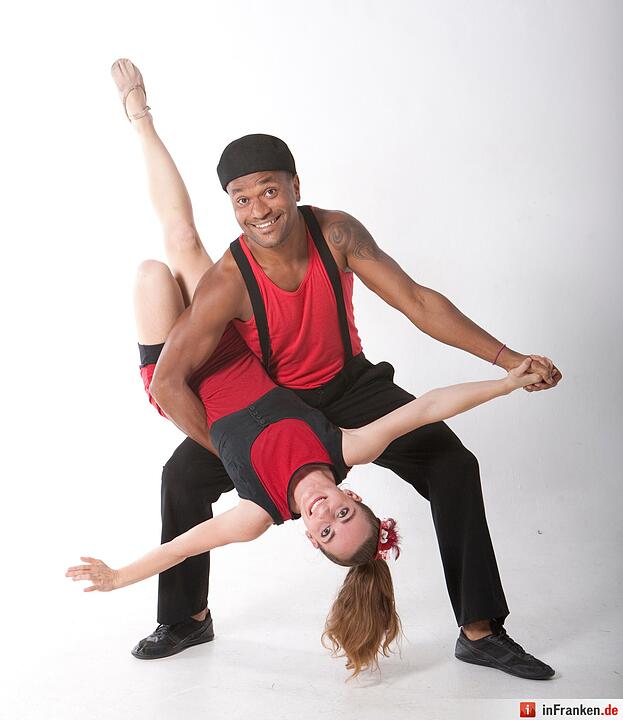 Die brasilianisch-spanischen Künstler Latte Makiato präsentieren ihre Show "STEP" mit Elementen aus Akrobatik und Jonglage mit vielen Emotionen.