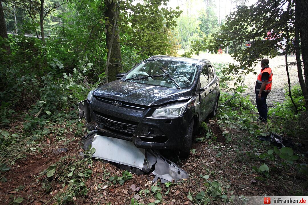 Pkw kracht in Traktor auf der B303