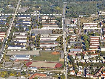 Die Fläche, die für die Bundespolizeischule im Gespräch ist, erstreckt sich von der Zollnerstraße bis zu den Wohnblocks am Lindenanger (rechts im Bild).  Foto: Ronald Rinklef
