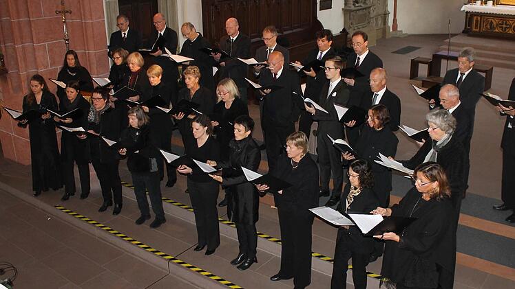 Der Eberner Kammerchor nahm die Besucher mit auf eine Reise durch die letzten 30 Konzerte.