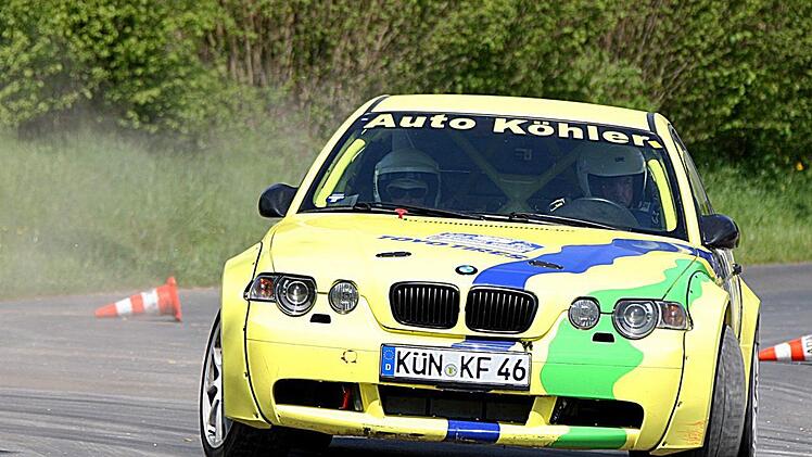 Die Art und Weise, wie Fritz Köhler seinem BMW beherzt die Sporen gibt, entlockt den Fans ein ums andere Mal Bewunderung.