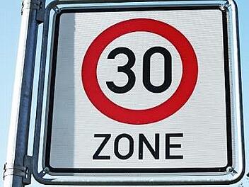 Die Gemeinde hat in allen Ortsteilen die Geschwindigkeitsmessungen machen lassen. Das Ergebnis erschreckte den Gemeinderat. So war ein Auto mit 83 km/h in der 30er-Zone unterwegs.  Symbolfoto: Bernd Wüstneck/dpa