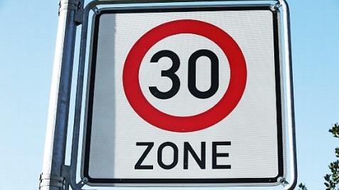 Die Gemeinde hat in allen Ortsteilen die Geschwindigkeitsmessungen machen lassen. Das Ergebnis erschreckte den Gemeinderat. So war ein Auto mit 83 km/h in der 30er-Zone unterwegs.  Symbolfoto: Bernd Wüstneck/dpa