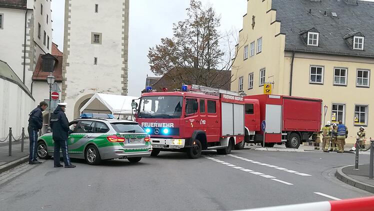 Die Einsatzkr&auml;fte mussten den Unfallort vor Gaffern sch&uuml;tzen. Foto: Ren&eacute; Ruprecht