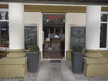 Das Café Rossini gegenüber dem Haupteingang zum Regentenbau.