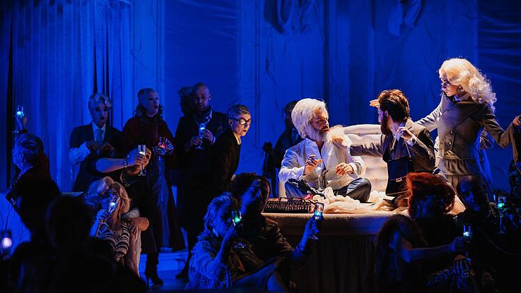 Turbulent und bunt: Szene aus der Coburger Neuinszenierung der Strauß-Operette "Die Fledermaus" am LandestheaterFoto: Sebastian Buff
