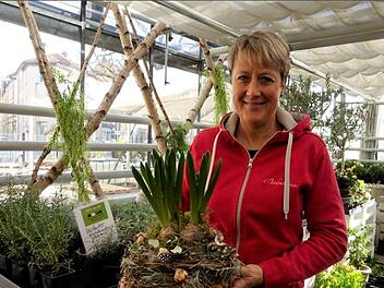Sabine Gründler präsentiert eine ihrer kreativen Osterkreationen mit Blumenzwiebeln, Wachteleiern und Moosen. Bild: Redaktion