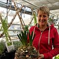 Sabine Gründler präsentiert eine ihrer kreativen Osterkreationen mit Blumenzwiebeln, Wachteleiern und Moosen. Bild: Redaktion