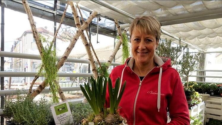 Sabine Gründler präsentiert eine ihrer kreativen Osterkreationen mit Blumenzwiebeln, Wachteleiern und Moosen. Bild: Redaktion
