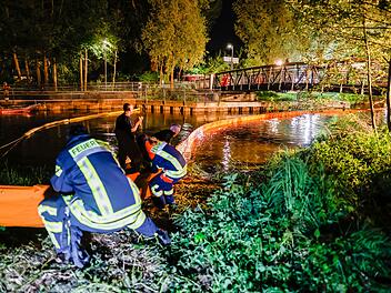 F&uuml;rth: Mysteri&ouml;se &Ouml;lspur auf Rednitz - erneuter aufw&auml;ndiger Feuerwehreinsatz