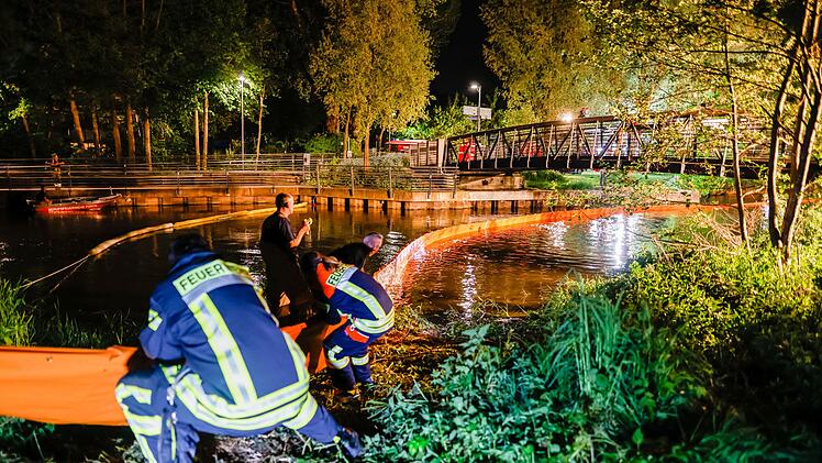 F&uuml;rth: Mysteri&ouml;se &Ouml;lspur auf Rednitz - erneuter aufw&auml;ndiger Feuerwehreinsatz