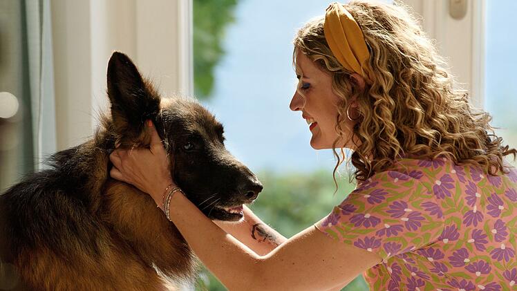 Nicht nur Praxishilfe Mandy Petersen (Morgane Ferru) hat den Hund eines Patienten ins Herz geschlossen.