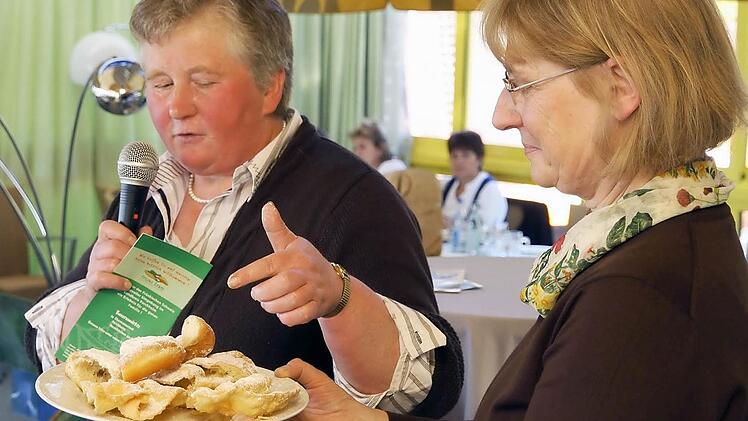 Marga Alt (l.) erklärt die spezifischen fränkischen Küchla. Die Bamberger Professorin  Uta Hengelhaupt  half ihr bei der Präsentation.  Foto: gal