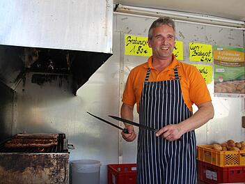 Nein, hier liegen (noch) keine "Samba Griller" auf dem Rost. Aber nach dem Bratwurstgipfel in Pegnitz nimmt Metzgermeister Frank Glumbik die exotische Version des fränkischen Leibgerichts selbstverständlich ins Sortiment seiner Metzgerei auf. Foto: Ulrike Nauer