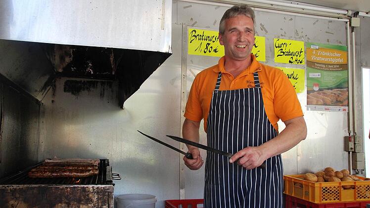 Nein, hier liegen (noch) keine "Samba Griller" auf dem Rost. Aber nach dem Bratwurstgipfel in Pegnitz nimmt Metzgermeister Frank Glumbik die exotische Version des fränkischen Leibgerichts selbstverständlich ins Sortiment seiner Metzgerei auf. Foto: Ulrike Nauer