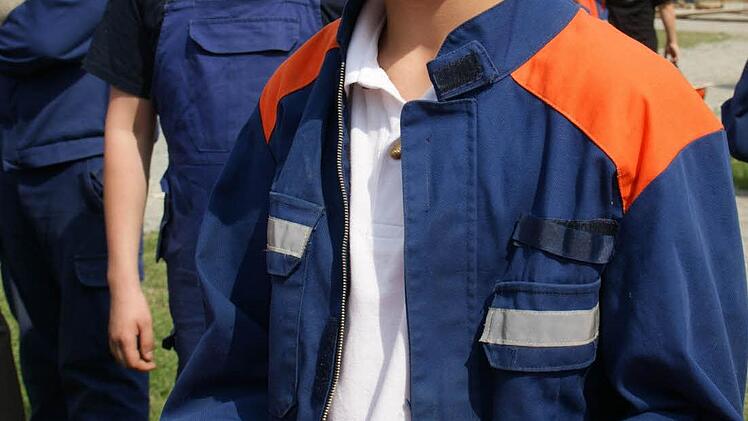 Vieles muss im Feuerwehrdienst auch blind gehen: etwa das Verbinden von Schraube, Beilegscheibe und Mutter.