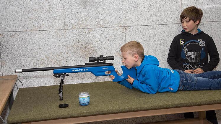 Softair-Waffen, wie sie im Bild unten getestet werden, dürfen bereits von Kindern unter zehn Jahren benutzt werden.  Foto: Klaus Gagel