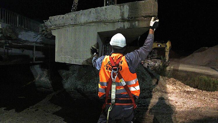 Die Brücke zwischen Kersbach und Baiersdorf wird demontiert. Foto: Josef Hofbauer