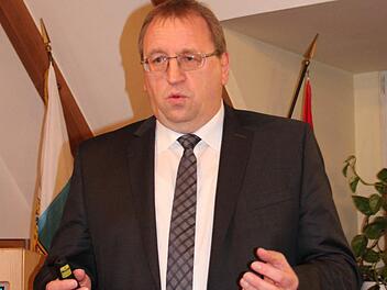 Wolfgang Kießling vom Amt für Ländliche Entwicklung Oberfranken informierte den Marktgemeinderat Küps über das Gemeindeentwicklungskonzept.  Foto: Friedwald Schedel