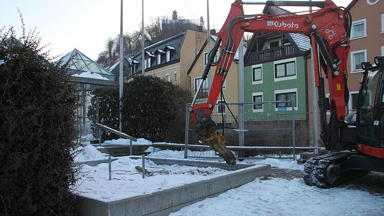 Für den Durchstich zur Tiefgarage Stadthalle muss der Brunnen weichen.
