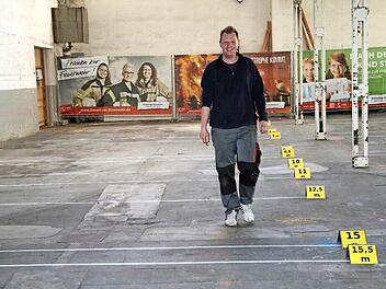 Bei der Station in der alten Spinnerei geht es um den genauen Abstand beim Löschen. Denn hier soll ein Löschangriff auf spannungsführende Anlagen simuliert werden, erklärt Kommandant Christoph Zimmermann.  Foto: Sonny Adam