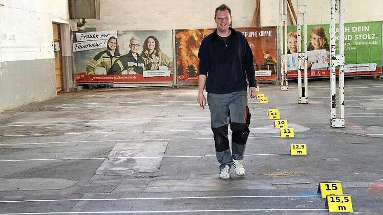 Bei der Station in der alten Spinnerei geht es um den genauen Abstand beim Löschen. Denn hier soll ein Löschangriff auf spannungsführende Anlagen simuliert werden, erklärt Kommandant Christoph Zimmermann.  Foto: Sonny Adam