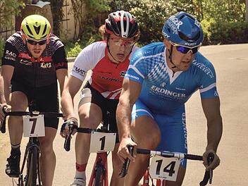 Am Arnsteiner Berg setzte sich eine Dreiergruppe mit (von rechts) Andreas Dreitz, dem späteren Sieger Julius Gärtner und Pascal Höhn vom Fahrerfeld ab und blieb bis zum Ziel zusammen, so dass das Rennen im Sprint entschieden wurde. Foto: Alfred Thieret