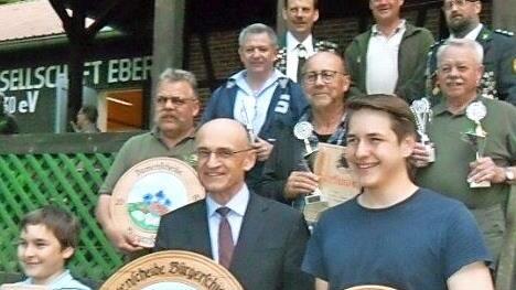 Unter diejenigen, die bei den Einzelwettbewerben erfolgreich waren und Scheiben und Pokale gewannen, gesellte sich fürs Foto auch Schirmherr Landrat Wilhelm Schneider (vorne Mitte mit der Ehrenscheibe).