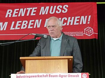 Hauptredner beim 19. Oberfränkischen IG BAU-Seniorentreffen in Grafengehaig war der ehemalige bayerische DGB-Vorsitzende Fritz Schösser. Foto: Klaus-Peter Wulf