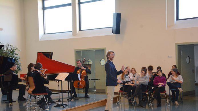 Beim Info-Tag der Berufsfachschule für Musik Bad Königshofen war die komische Kantate "Der Schulmeister" von Georg Philipp Telemann das Highlight. Christophe Soergel war die Rolle des singenden Schulmeisters "auf den Leib geschrieben". Bei ihm seine Schulklasse, das Vokalensemble, und Musiker der Schule. Foto: Friedrich