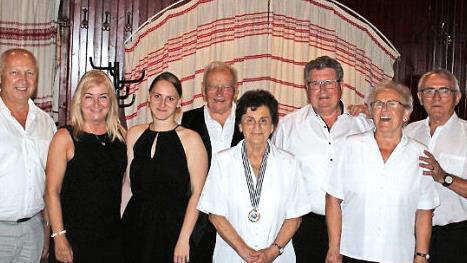 Nach der Feierstunde (von links): Michael Laaber, Bürgermeisterin Gyöngyi P. Révay, Querflötensolistin Jessica Marlok, Ehemann Franz Neubrandt (Dirigent des Chors), Piroska Neubrandt, Manfred Huhs (Altbürgermeister und Ehrenbürger von Pilisszentiván), die Chormitglieder und engsten Freunde Elisabeth und Gyula Marlok. Foto: privat