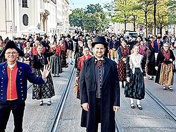 Die B&uuml;rgermeister und Trachtler der Ile Oberes Werntal pr&auml;sentierten die Werntaltracht beim Oktoberfestzug.