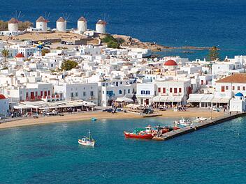 Die weiß getünchten Windmühlen, die auf einem Hügel mit Blick auf Mykonos-Stadt aufgereiht sind, sind das Wahrzeichen der Insel.