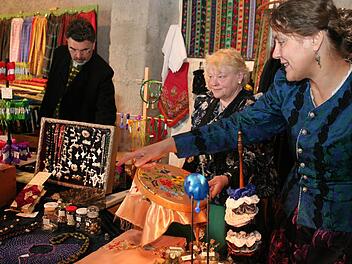 Stoffe, Kurzwaren und Glitter: Alles was zur Tracht benötigt wird, war auf dem Markt zu haben. Fotos: Evi SeegerStoffe, Kurzwaren und Glitter: Alles was zur Tracht benötigt wird, war auf dem Markt zu haben. Fotos: Evi Seeger