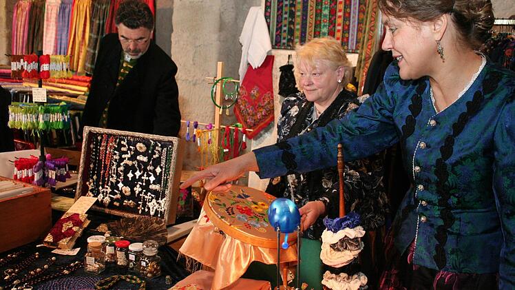 Stoffe, Kurzwaren und Glitter: Alles was zur Tracht benötigt wird, war auf dem Markt zu haben. Fotos: Evi SeegerStoffe, Kurzwaren und Glitter: Alles was zur Tracht benötigt wird, war auf dem Markt zu haben. Fotos: Evi Seeger